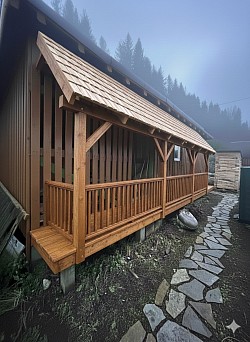 dřevník s dílnou postavený výhradně ze dřeva